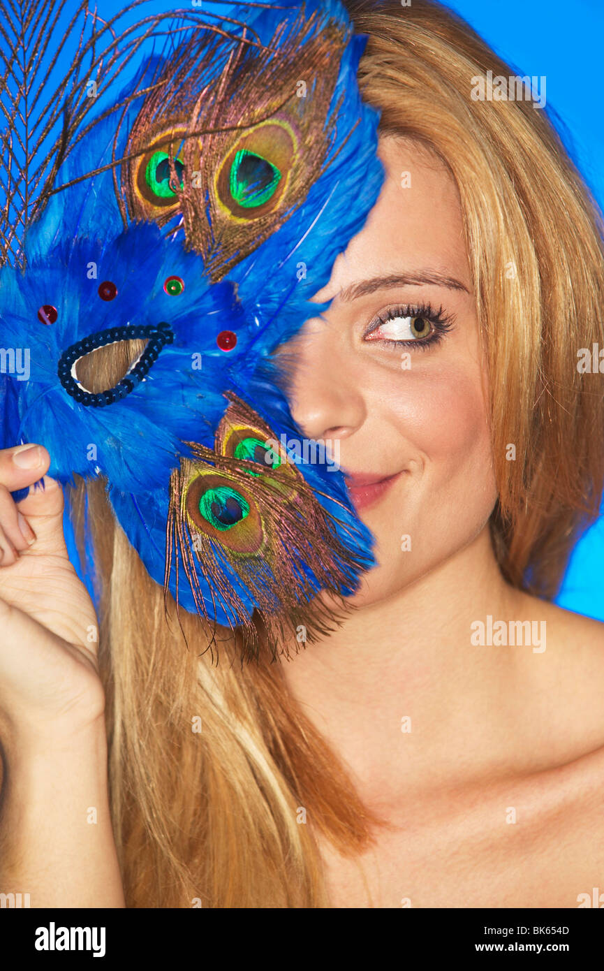 Junge Frau hält eine Augenmaske vor ihr Gesicht Stockfoto