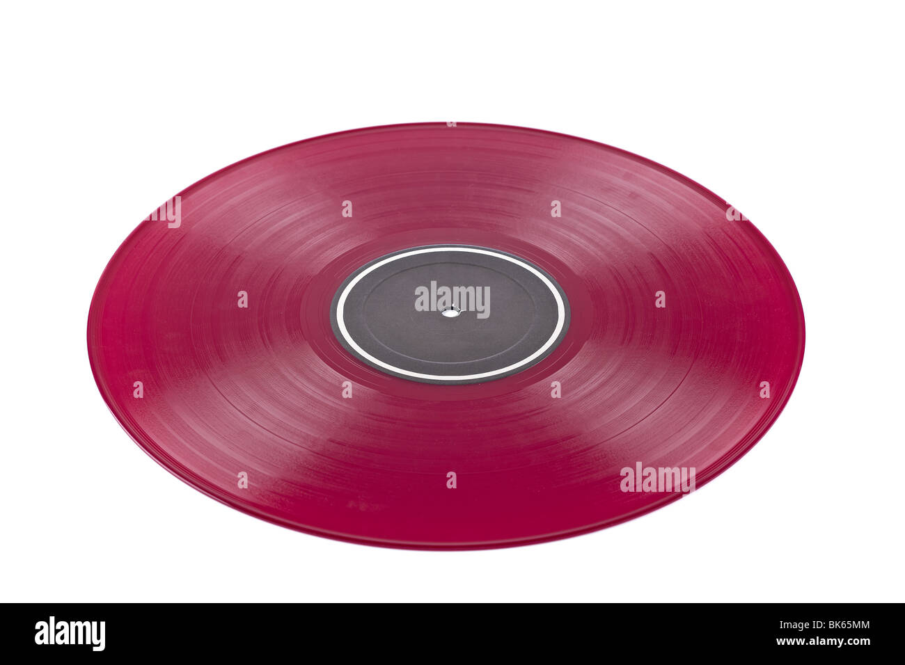 Staubigen roten Vinyl-Platte mit schwarzem Etikett isoliert auf weißem Hintergrund. Geringe Schärfentiefe Stockfoto
