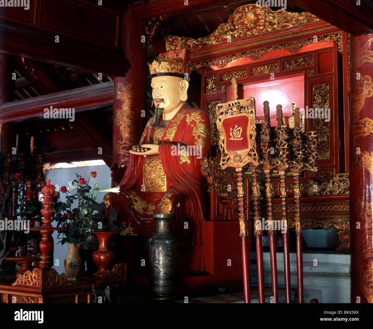 Statue von Konfuzius, Temple of Literature, Hanoi, Vietnam, Indochina, Südostasien, Asien Stockfoto