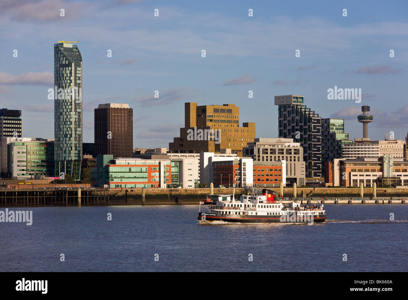 Fähre und Waterfront Skyline, Liverpool, Merseyside, England Stockfoto