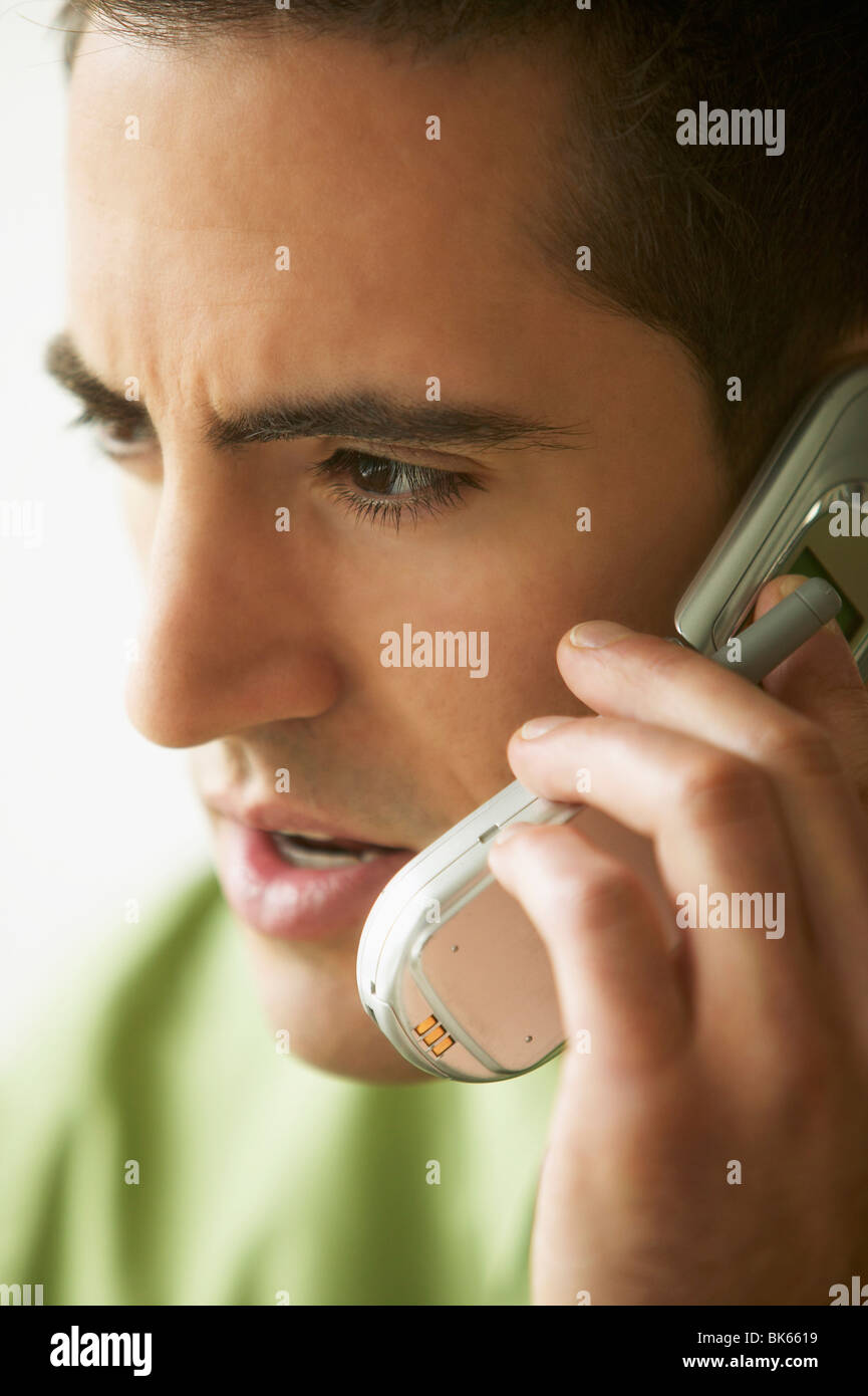 Nahaufnahme eines jungen Mannes telefonieren mit einem Handy Stockfoto