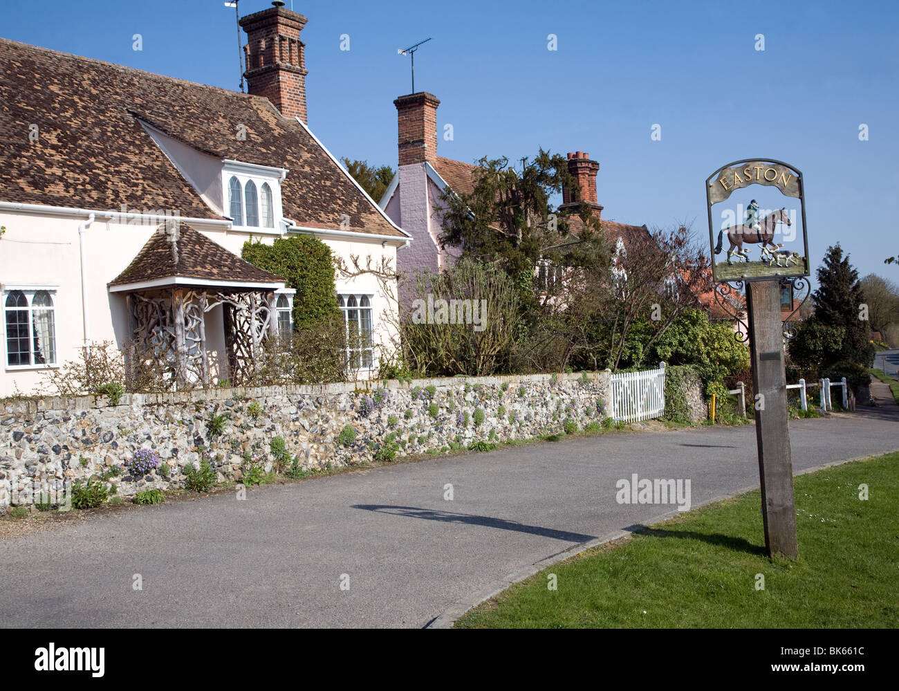 Ferienhäuser Ortsschild Easton Suffolk Stockfoto