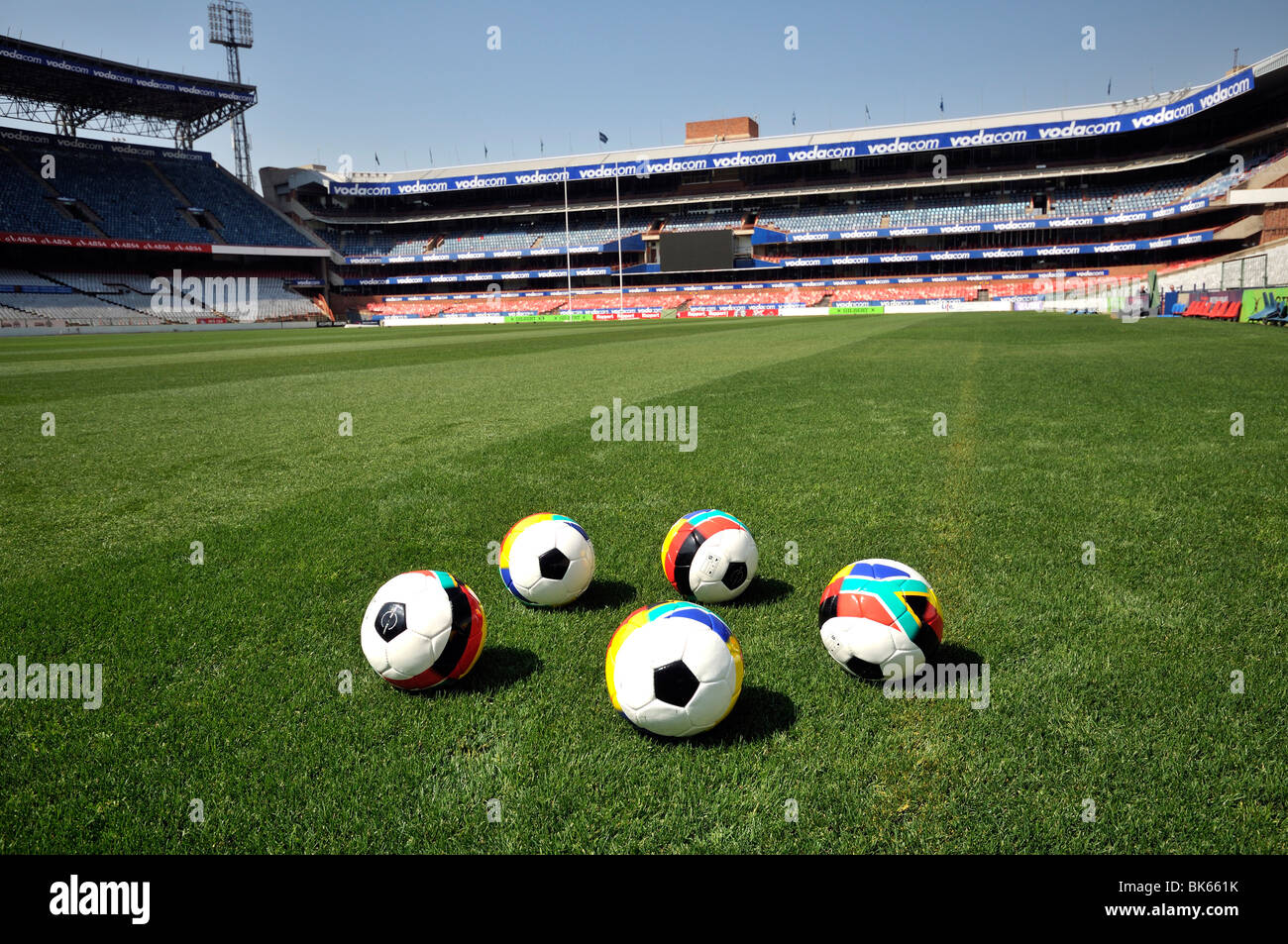 2010 FIFA World Cup, Deutsch-Süd-Afrikanische Zusammenarbeit Fußbälle mit deutschen und südafrikanischen Flaggen auf Loftus Versfeld Stad Stockfoto