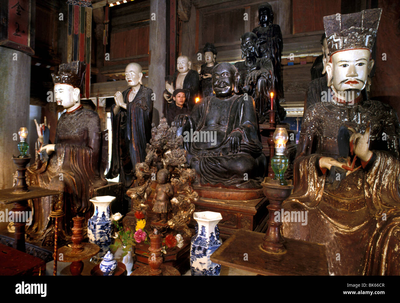 Statuen von Buddha und Mönche in Chun Tay, einem sehr alten buddhistischen Tempel am Fuße des Sai Son Berg, Ha Tay Provinz, Vietnam Stockfoto