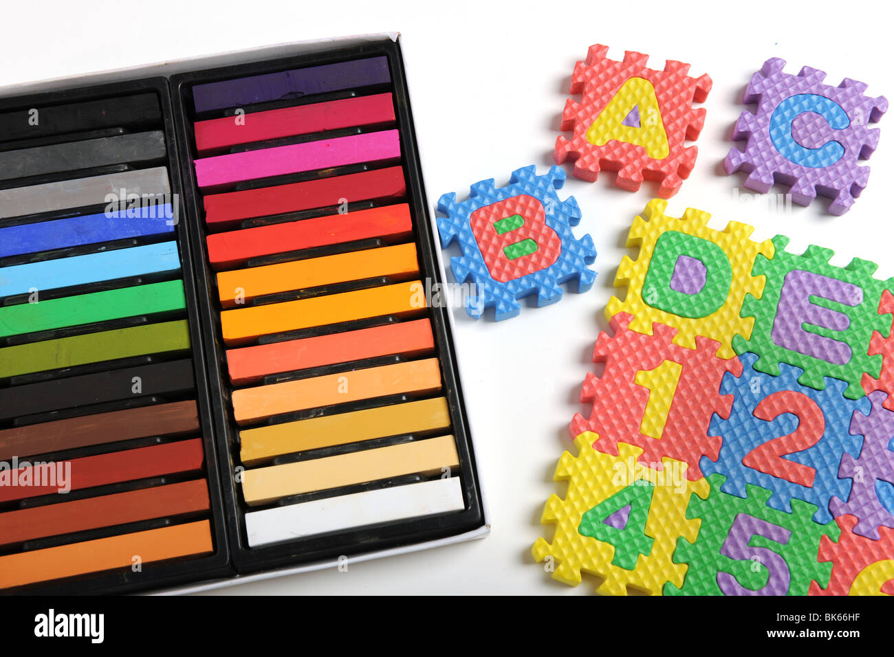 Pastell Farben und Buchstaben und Zahlen puzzle Stockfoto