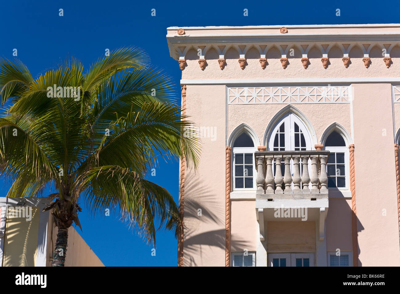 Hotel-Balkon und Palm-Baum, "South Beach" Miami, Florida, USA Stockfoto