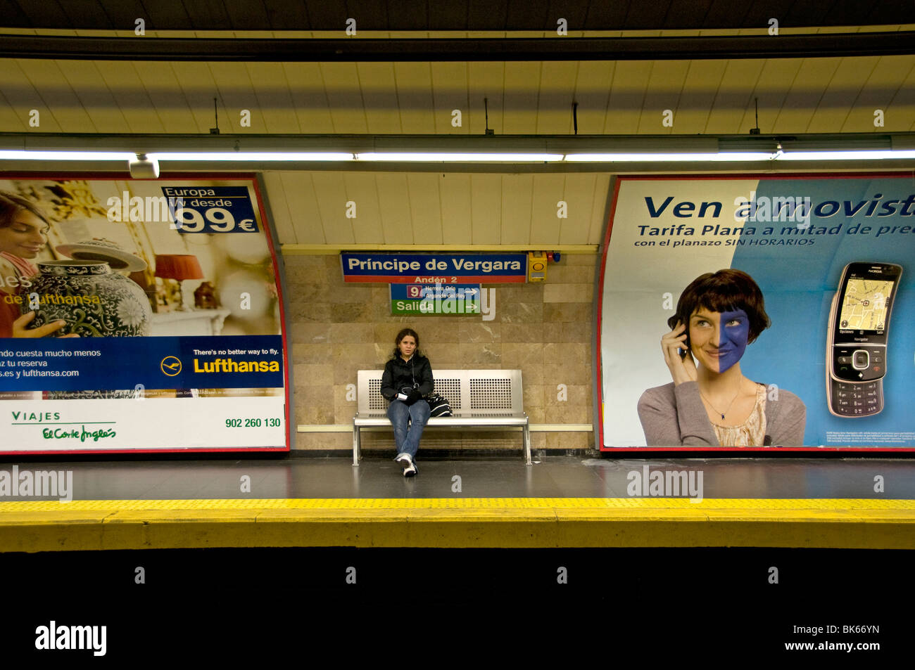 Madrid Spanien spanische Frau Teenager Teen Metro Station Zug Stockfoto
