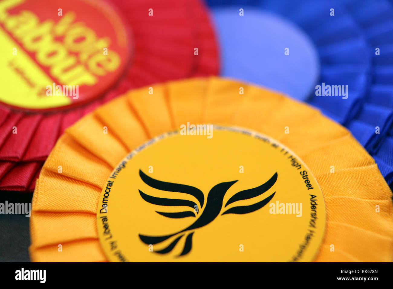 Allgemeine Wahl UK Labour Liberal Democrats und der konservativen Partei rosette Stockfoto