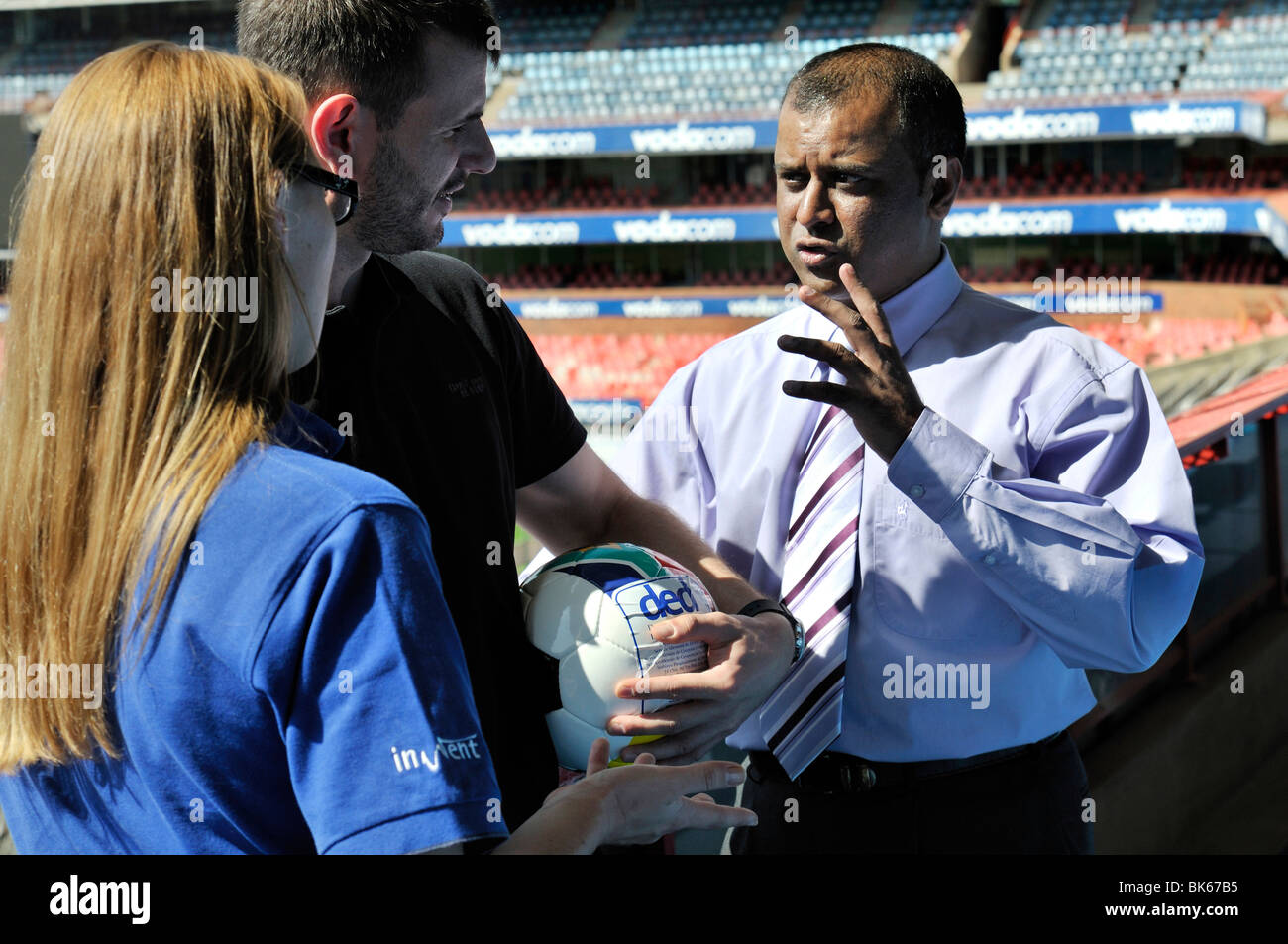 2010 FIFA World Cup, Deutsch-südafrikanische Zusammenarbeit, Experten aus der Deutsche Entwicklungsdienst DED und InWEnt mit einem Mitglied Stockfoto