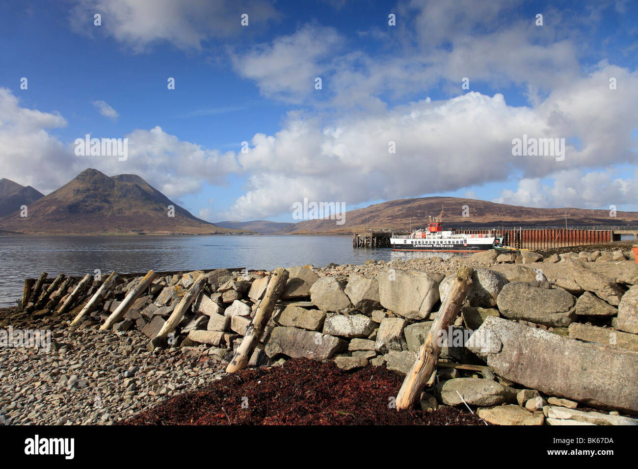 Blick vom Inverarish auf der Insel Raasay auf die Cuillin Berge auf der Isle Of Skye mit Raasay Fähre warten, Segeln Stockfoto