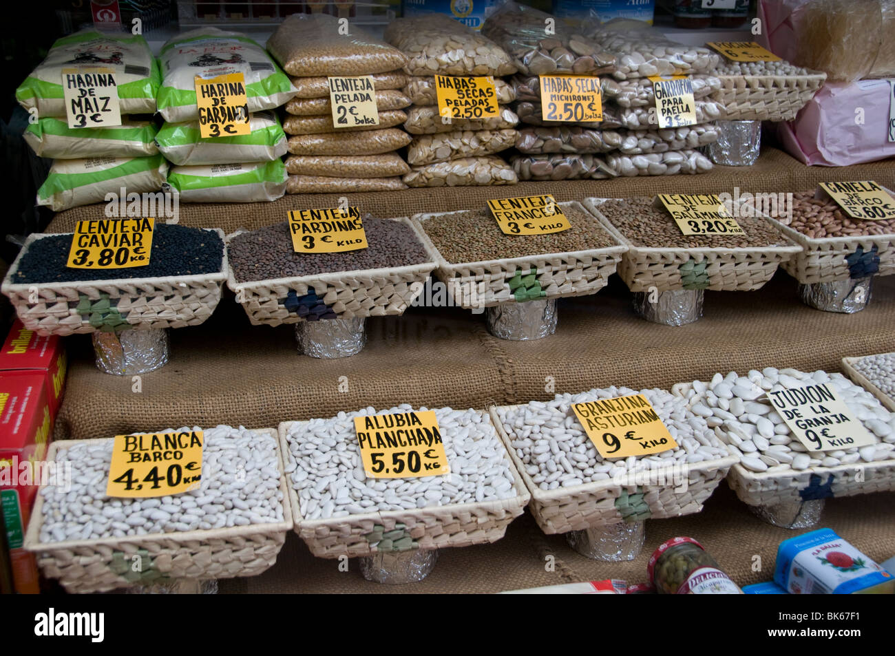 Spanien trockenen Bohnen Bohnen Gemüse Lebensmittelhändler Madrid Stockfoto
