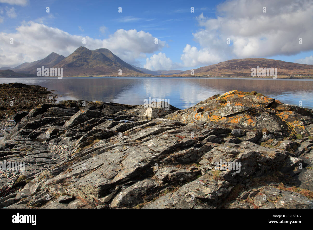 Blick vom Inverarish auf der Insel Raasay auf die Cuillin Berge auf der Isle Of Skye auf einen perfekten sonnigen Frühlingstag Stockfoto