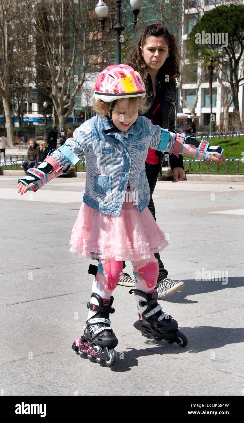 Plaze de España Madrid Spanien kleines Mädchen Kinder Inliner Inline Skates Skate Stockfoto