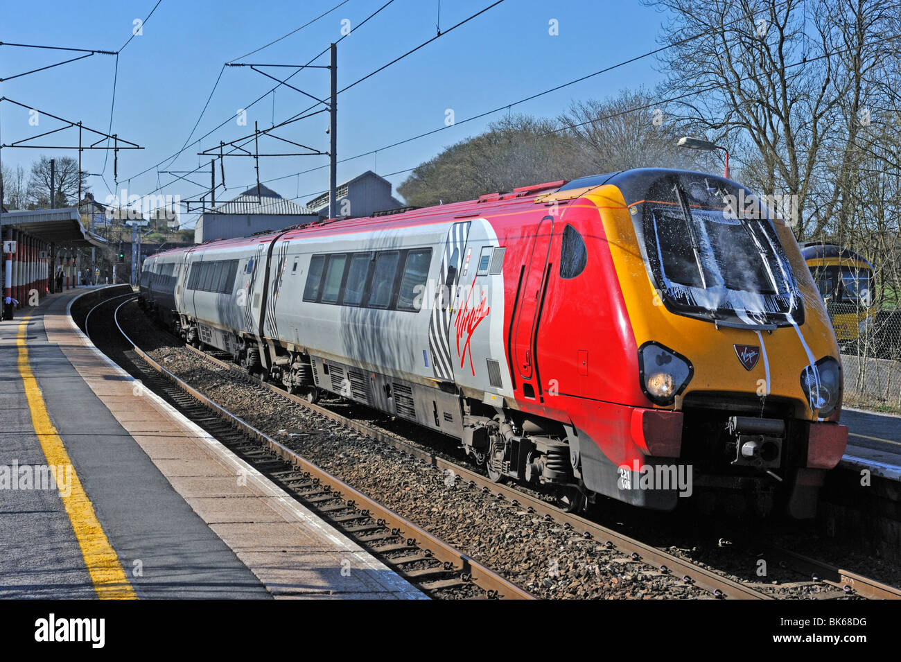 Virgin Rail Klasse 221 SuperVoyager Nummer 221 106 "Willem Barents". Oxenholme Station, Cumbria, England, Vereinigtes Königreich, Europa. Stockfoto