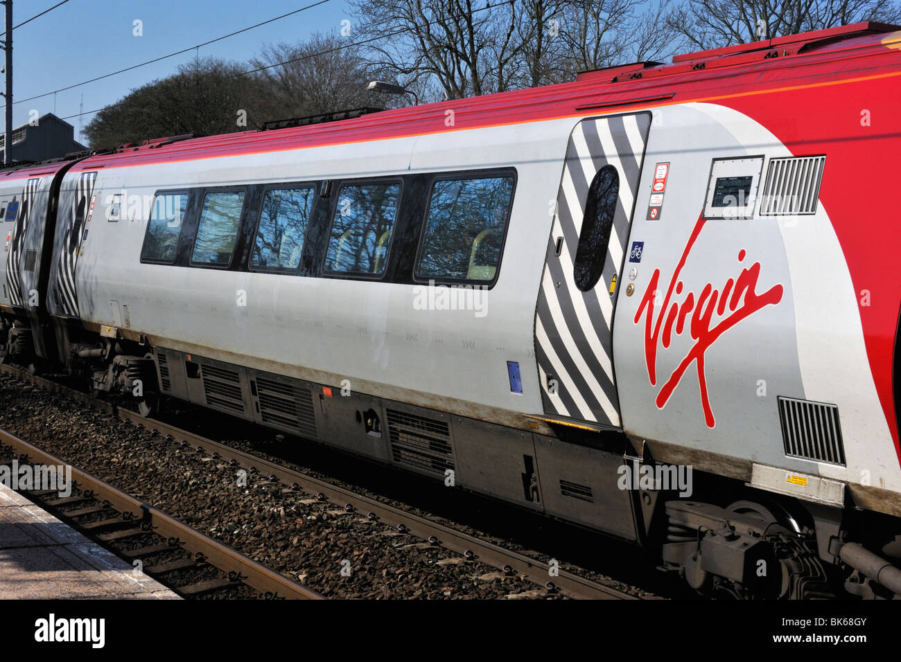 Virgin Rail Klasse 221 SuperVoyager Nummer 221 106 "Willem Barents". Oxenholme Station, Cumbria, England, Vereinigtes Königreich, Europa. Stockfoto