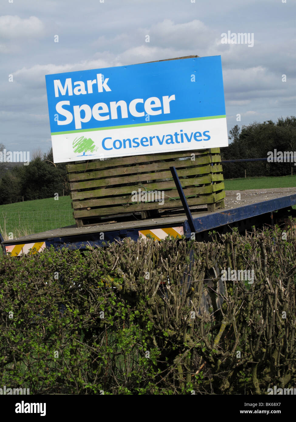 Unterstützen einen East Midlands konservative Partei Kandidaten bei den Parlamentswahlen 2010 U.K. am Straßenrand Sign. Stockfoto