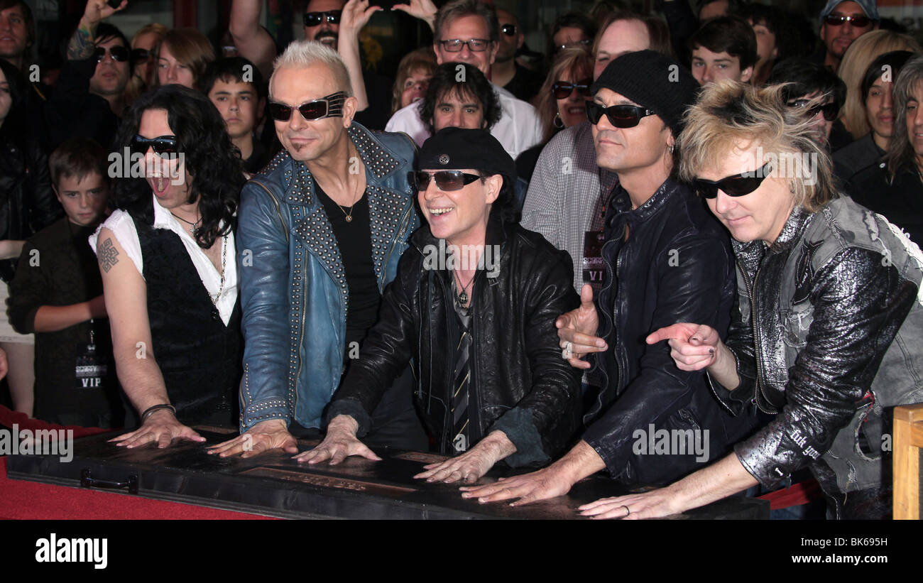 PAWEL MACIWODA RUDOLF SCHENKER KLAUS MEINE MATTHIAS JABS JAMES KOTTAK SKORPIONE IN HOLLYWOOD ROCKWALK HOLLYWOOD AUFGENOMMEN Stockfoto