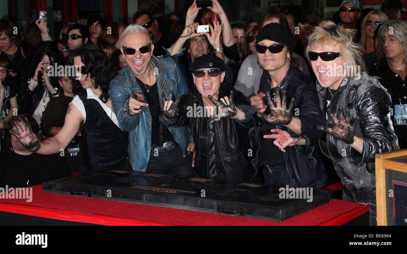 PAWEL MACIWODA RUDOLF SCHENKER KLAUS MEINE MATTHIAS JABS JAMES KOTTAK SKORPIONE IN HOLLYWOOD ROCKWALK HOLLYWOOD AUFGENOMMEN Stockfoto
