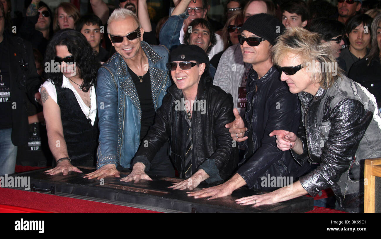 PAWEL MACIWODA RUDOLF SCHENKER KLAUS MEINE MATTHIAS JABS JAMES KOTTAK SKORPIONE IN HOLLYWOOD ROCKWALK HOLLYWOOD AUFGENOMMEN Stockfoto