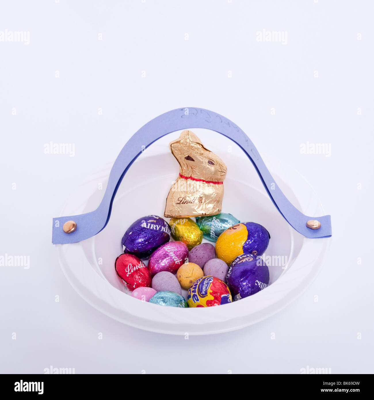 Ein Tablett mit teuren hochwertiger Schokolade Ostereier gefunden auf eine Eiersuche auf weißem Hintergrund Stockfoto