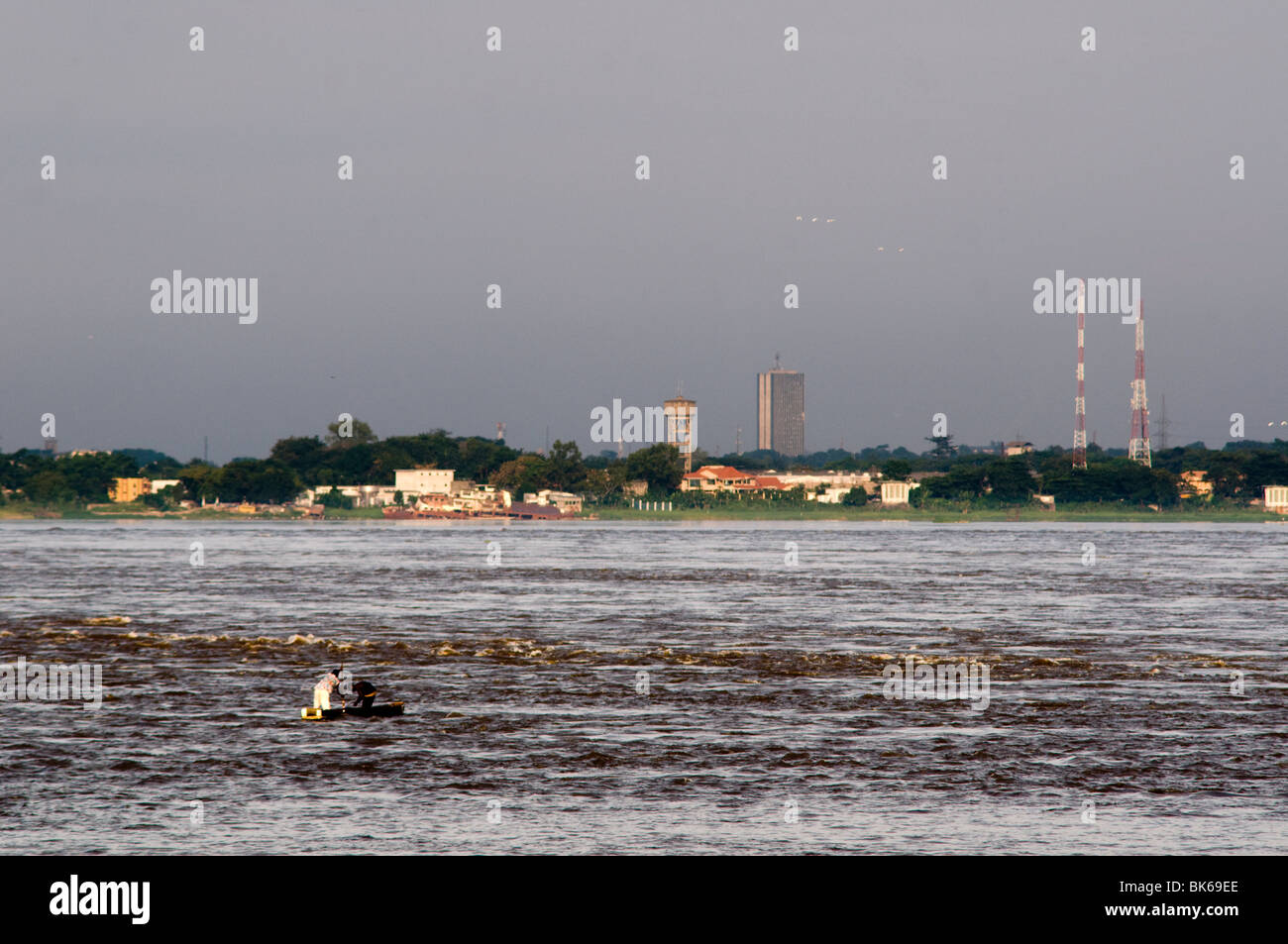 Einbaum im Kongo-Fluss mit Kinshasa im Hintergrund Stockfoto
