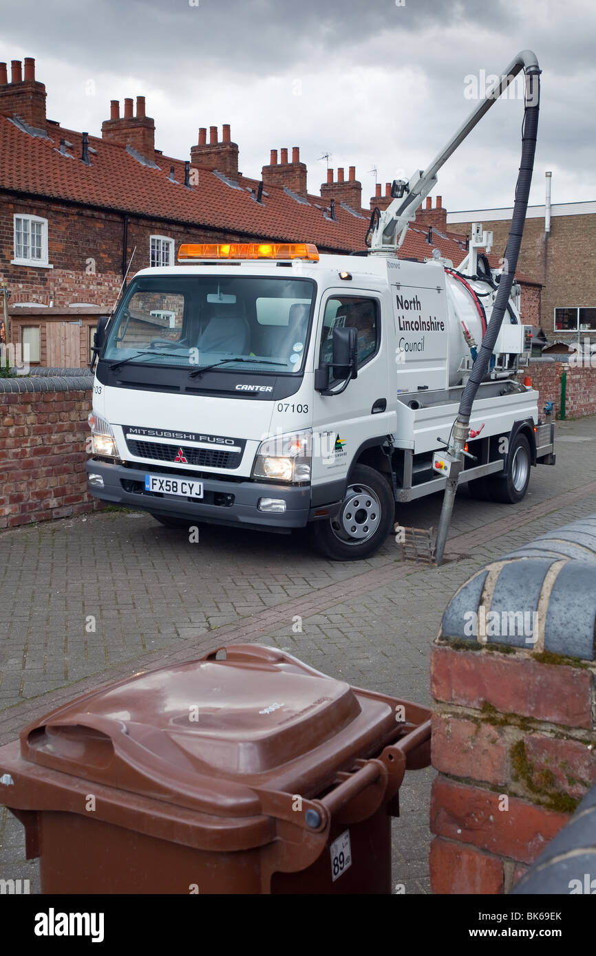 Eine Kommune des Rates Abfluss Reinigung LKW oder LKW in Betrieb Stockfoto