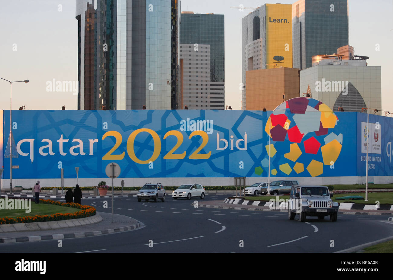 FIFA World Cup 2022 Förderung auf einer Baustelle Zaun Seite in Doha, Katar Stockfoto