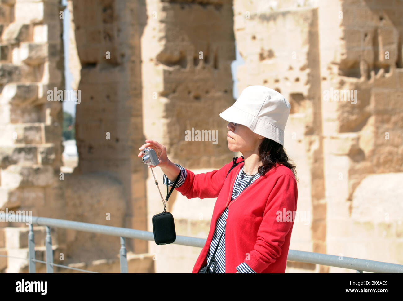 Japanische Touristen mit dem Fotografieren am El Jem Stockfoto