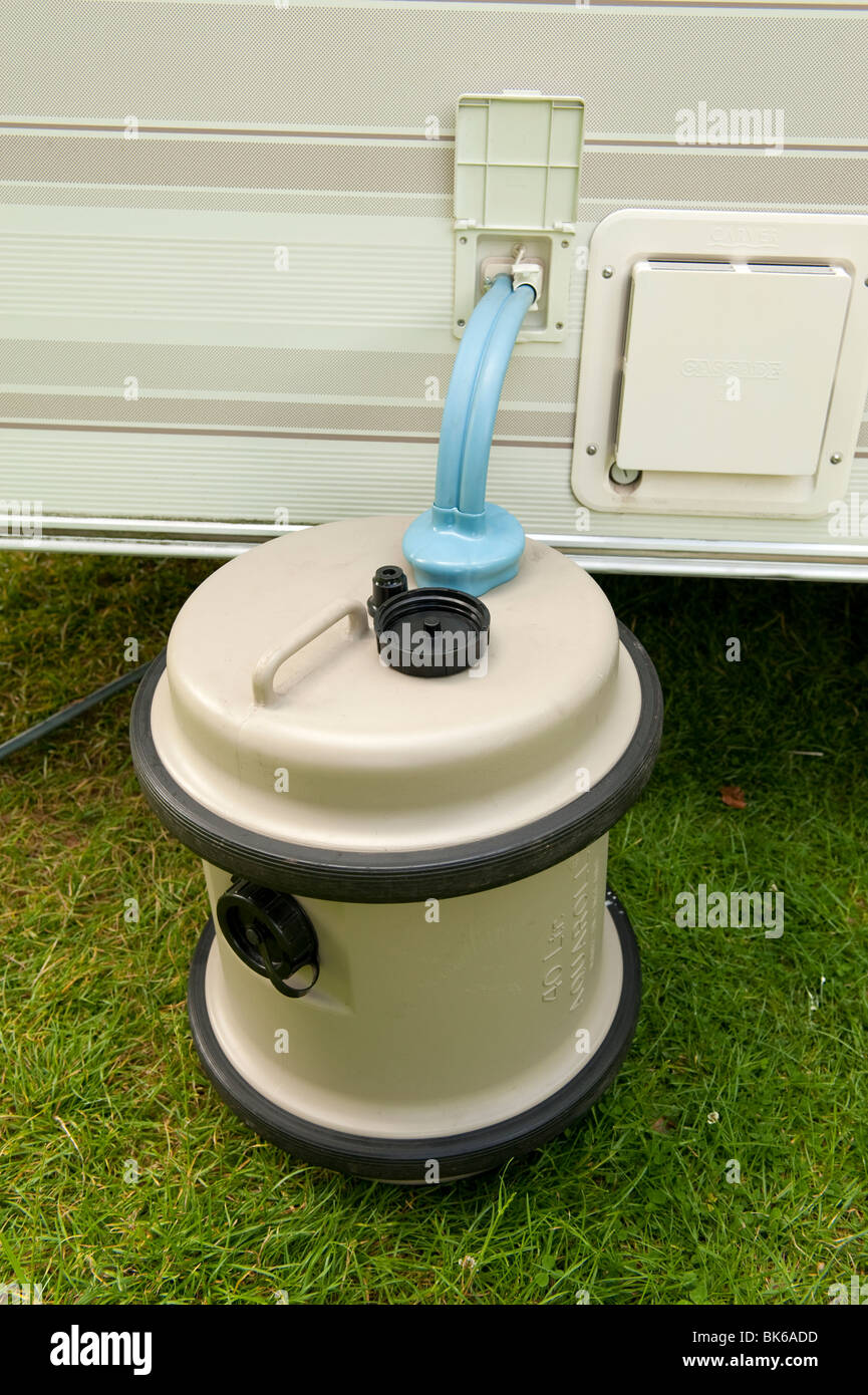 Behälter mit Wasser ablassen und Pumpe für Wohnwagen Stockfotografie - Alamy