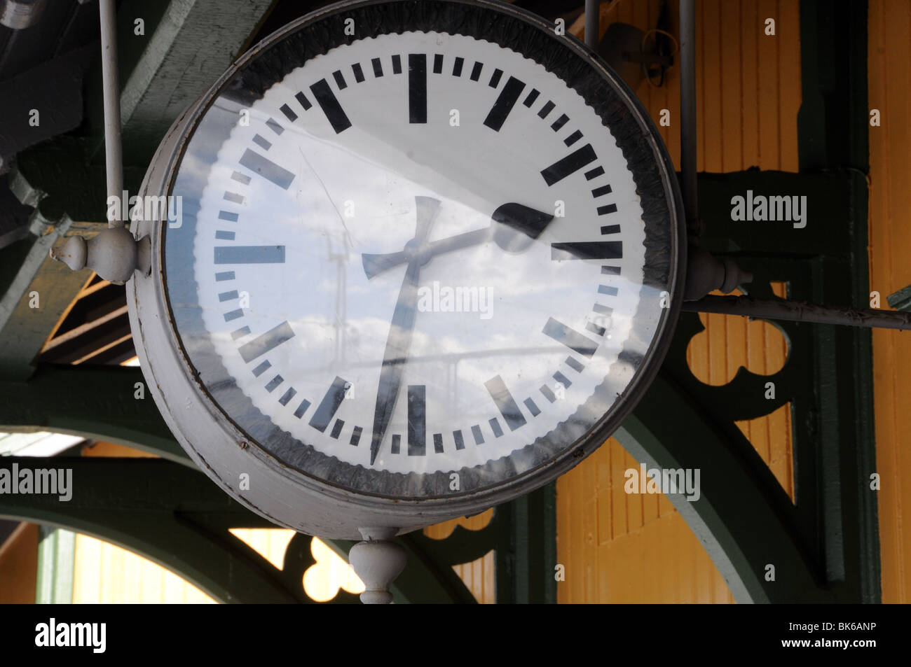 Eine Uhr am Bahnhof Stockfoto