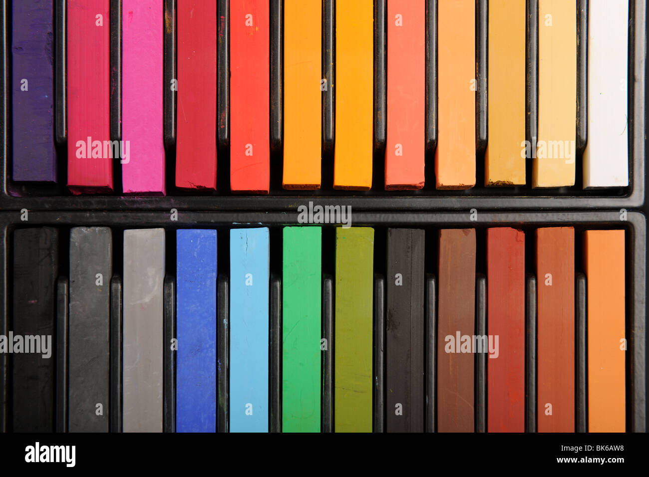 Sticks von Pastellfarben in zwei Reihen ausgerichtet Stockfoto