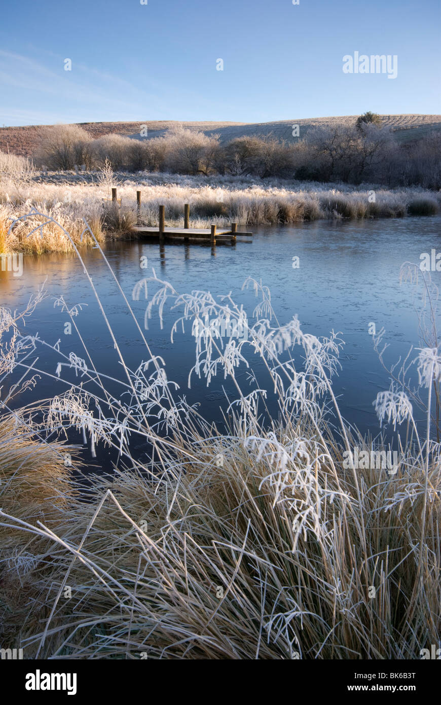 Horizontale Foto eines gefrorenen Sees an einem Wintertag Stockfoto