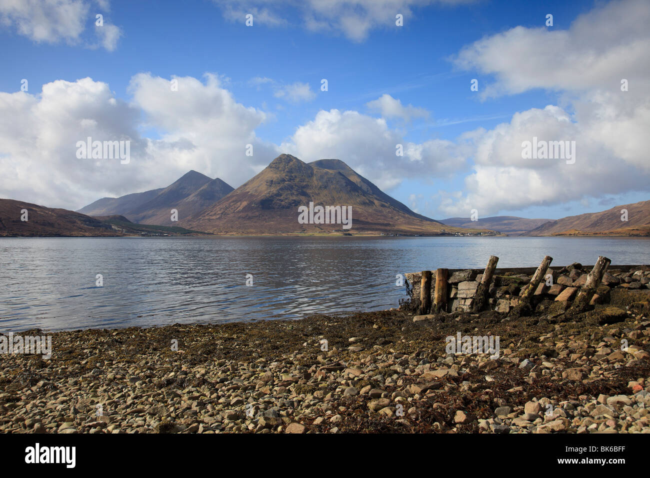 Blick vom Inverarish auf der Insel Raasay auf die Cuillin Berge auf der Isle Of Skye auf einen perfekten sonnigen Frühlingstag Stockfoto