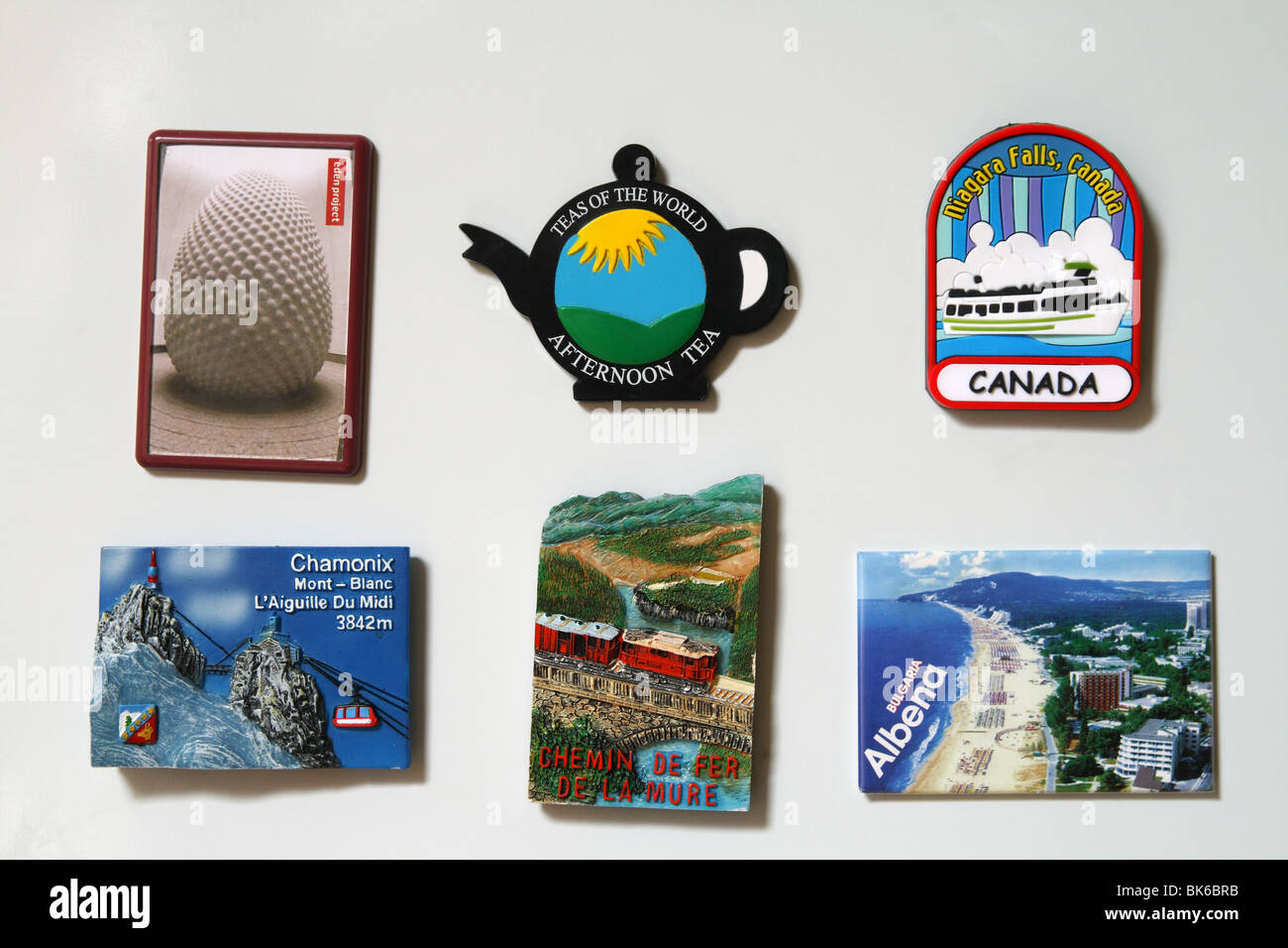 Dekorative Magnete auf einem Kühlschrank Tür Stockfoto