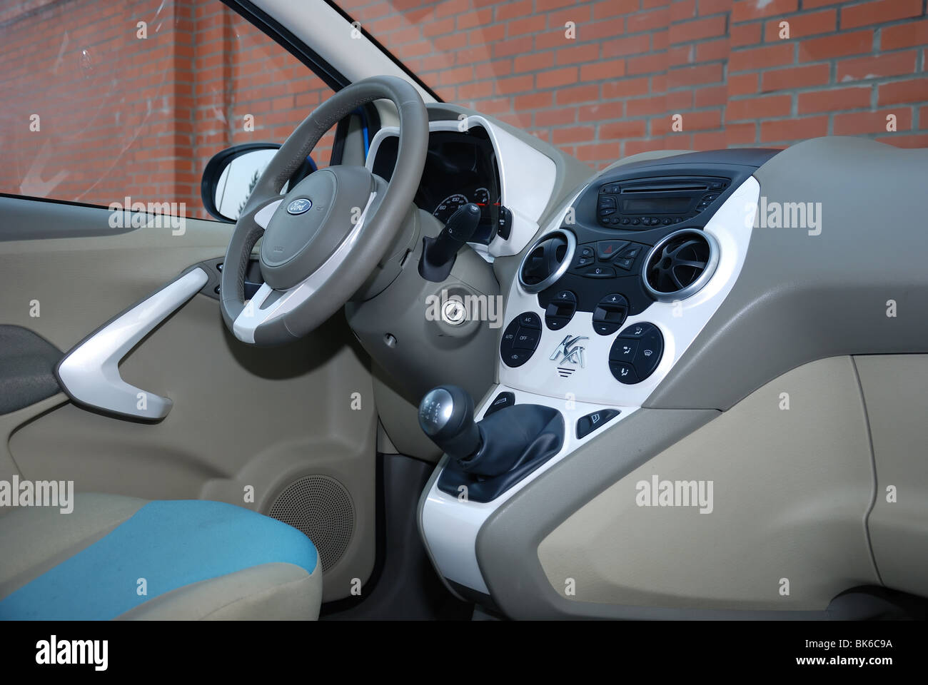Ford Ka 1 3 Tdci 08 Blau Metallic Deutsche Supermini Stadtauto Segment A Innenraum Armaturenbrett Mittelkonsole Cockpit Stockfotografie Alamy