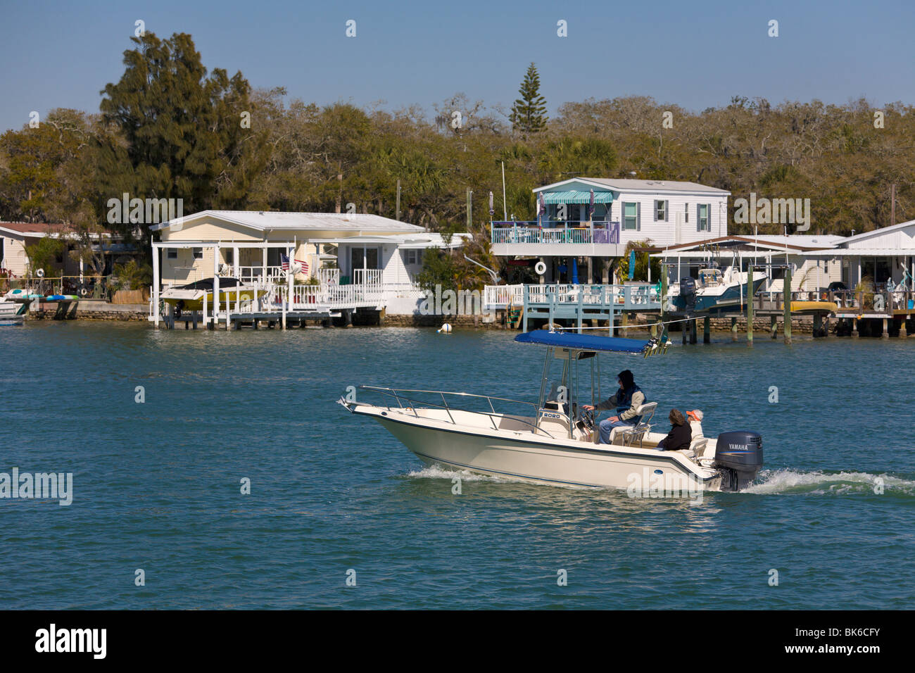 Häuser am Ufer und Boot, "St. Petersburg", Florida, USA Stockfoto