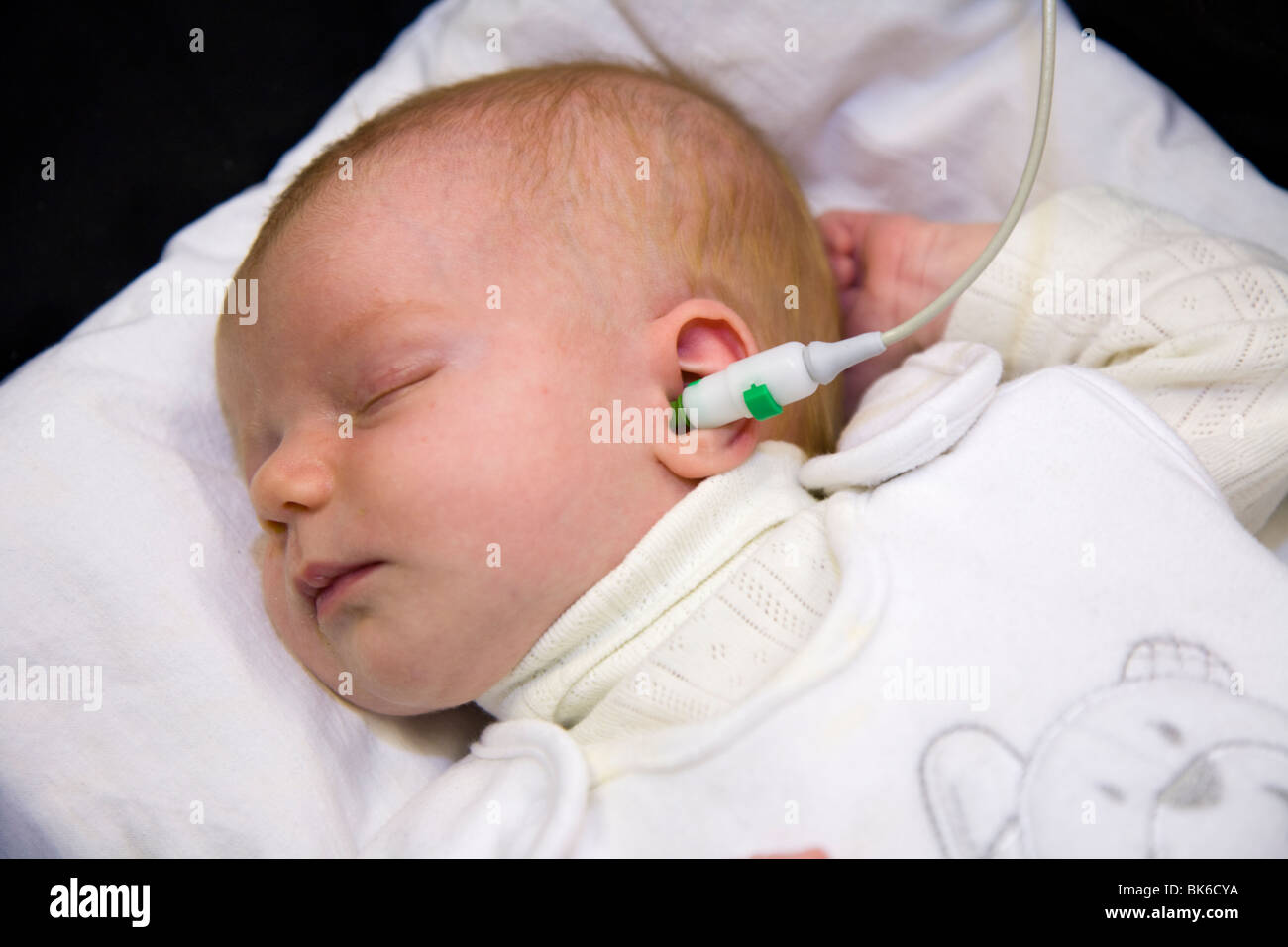 Neugeborene / new born Baby durchläuft einen Neugeborenen Hörscreening Test: automatisierte otoakustischen Emissionen Test. Stockfoto