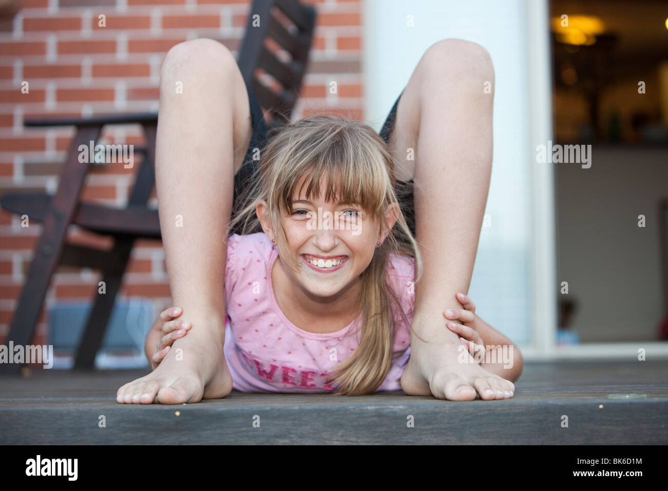 Kinder spielen einen athletischen Trick. Stockfoto