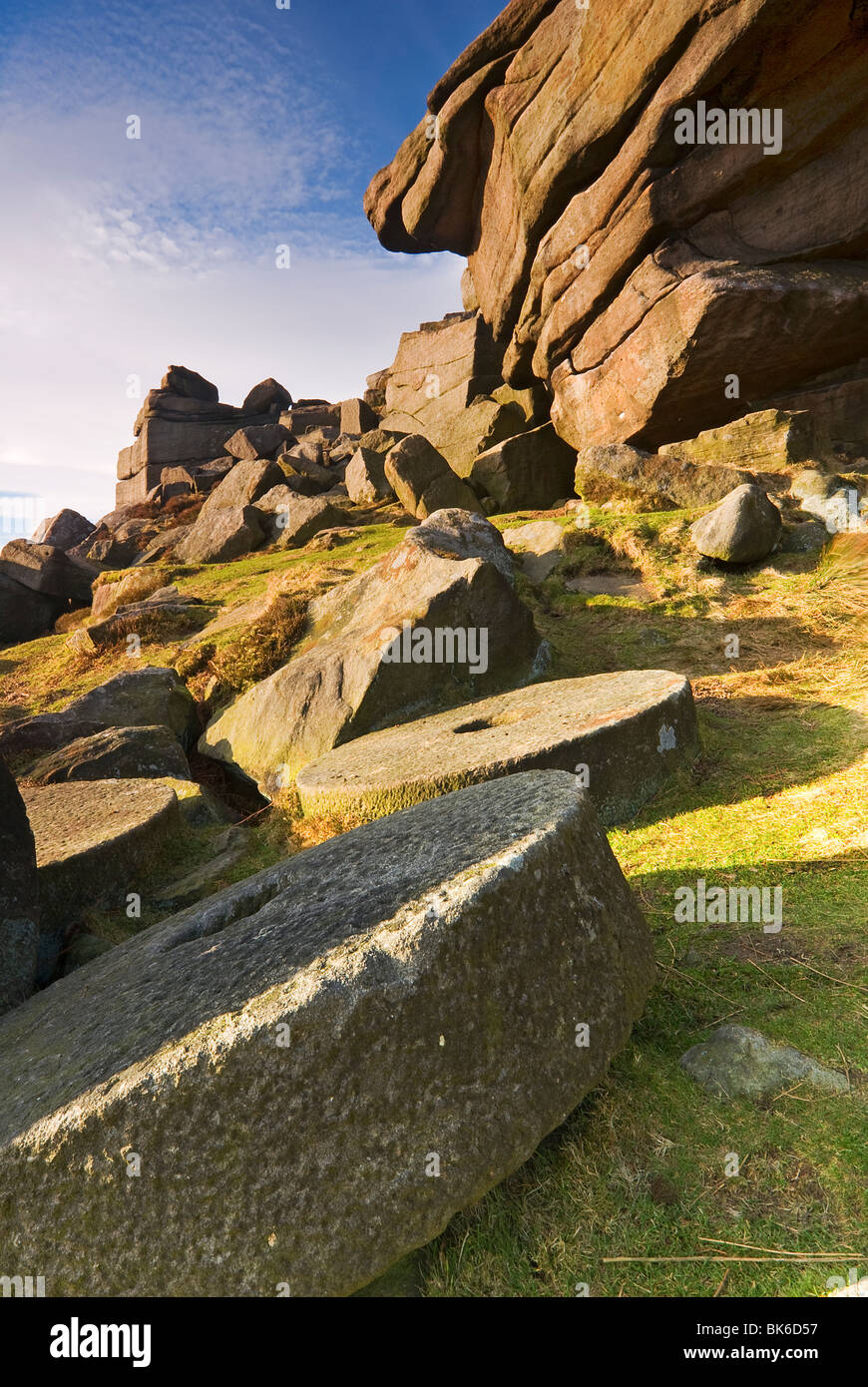Porträt der Felsformationen auf Stanage Edge mit Mühlsteine im Vordergrund Stockfoto