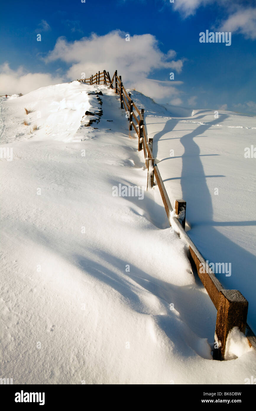 Schnee driftet gegen Zaun, Mam Tor, Peak District National Park, UK, England Stockfoto