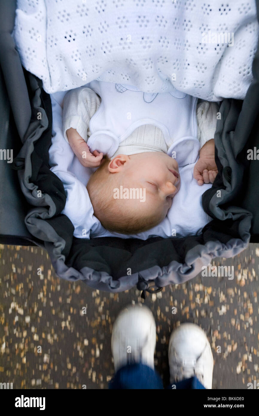 Kinderwagen wird geschoben Fotos und Bildmaterial in hoher Auflösung Alamy