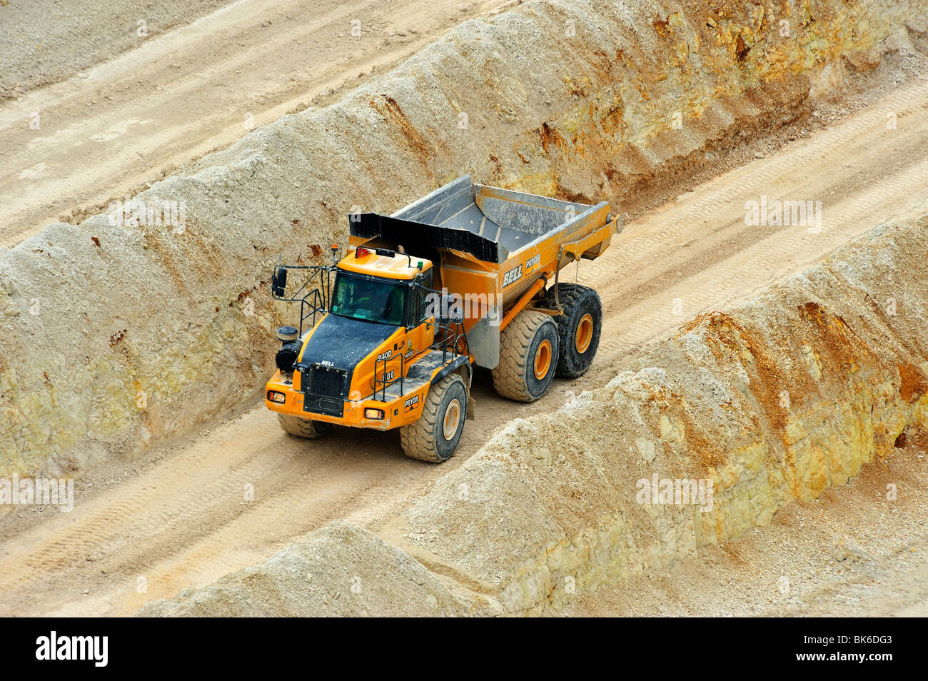 Muldenkipper im Kalksteinbruch Stockfoto