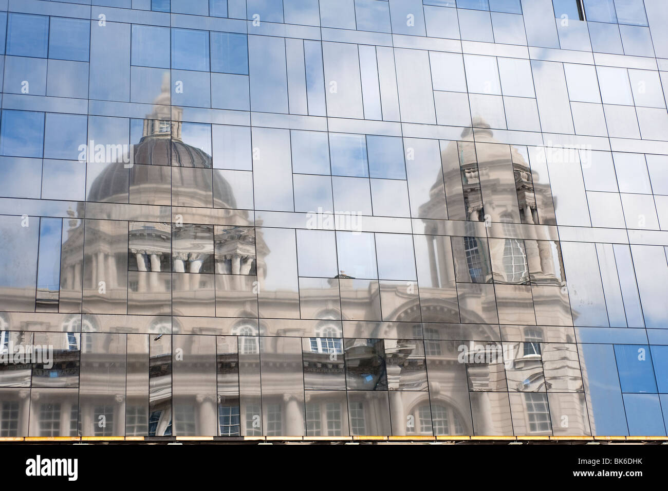 Port of Liverpool Building spiegelt sich im neuen Museum Liverpool UK Stockfoto