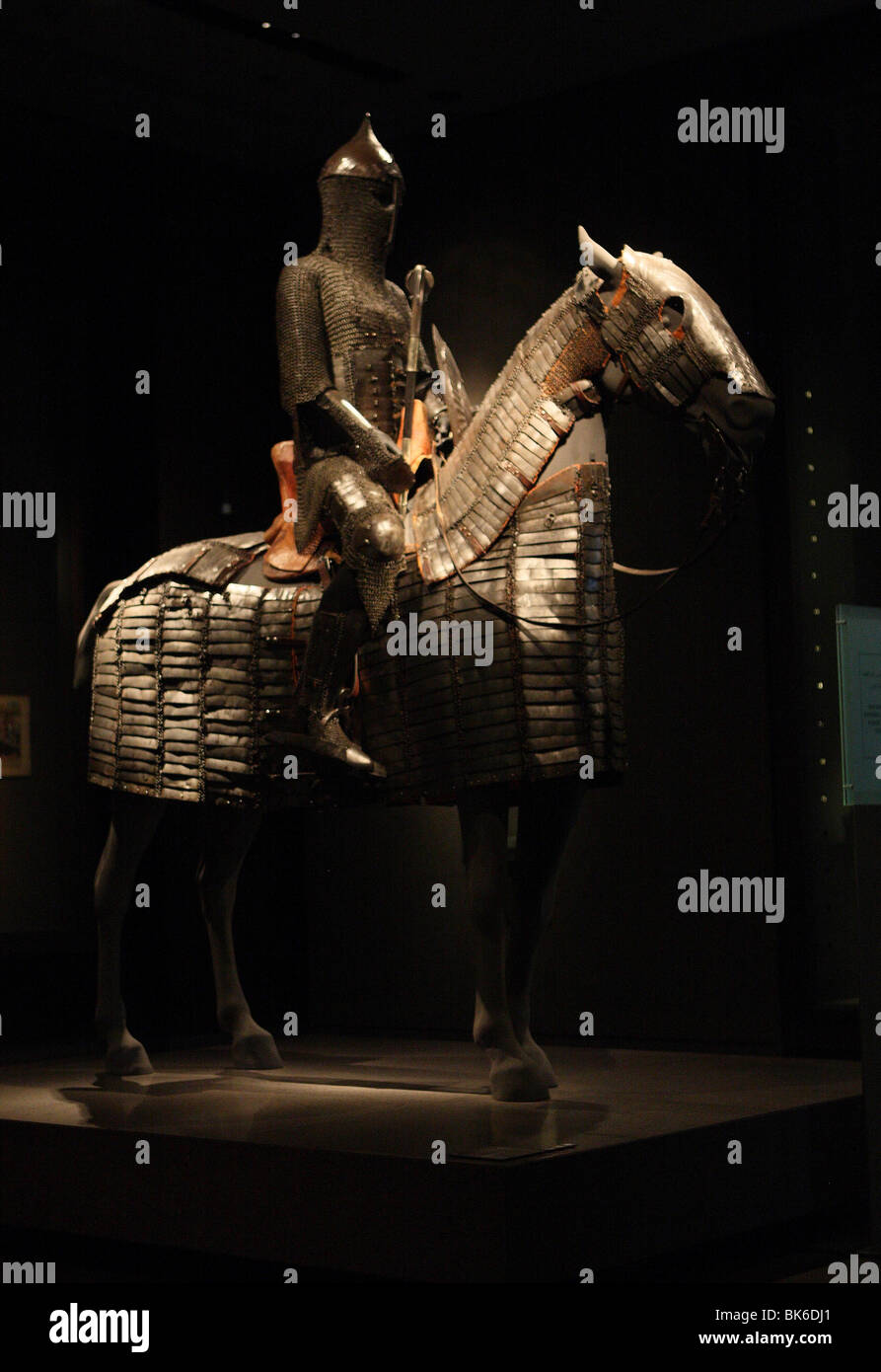 Skulptur von amoured Ritter auf Pferd im Museum für islamische Kunst (MIA) in Doha, Katar Stockfoto