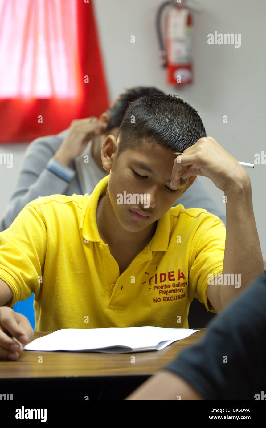 Männliche Hispanic High-School-Schüler nimmt einen Test in der Klasse Stockfoto