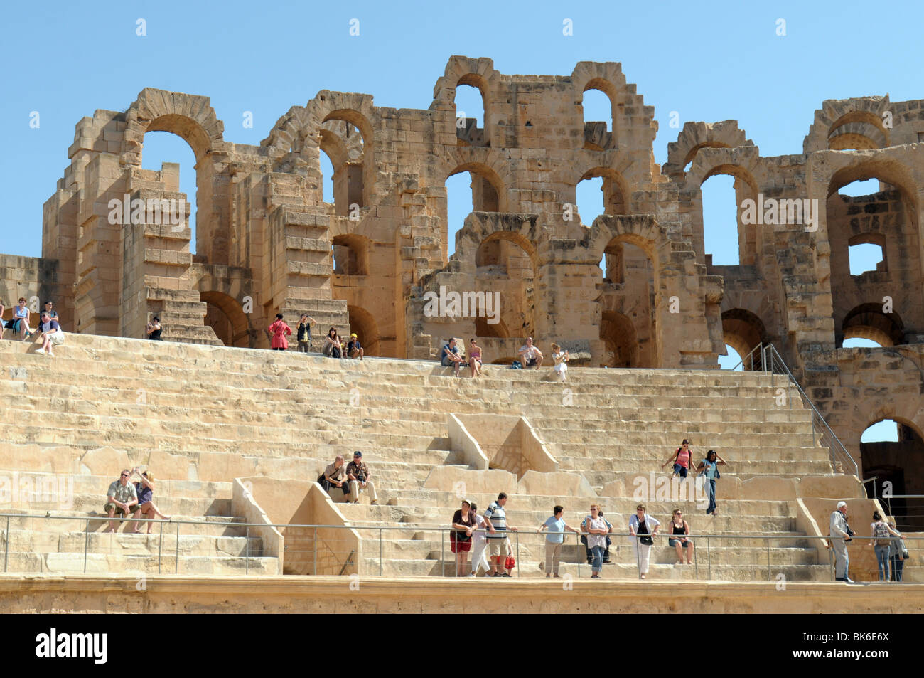 Touristen in El Jem römischen Amphitheater, Tunesien. Stockfoto