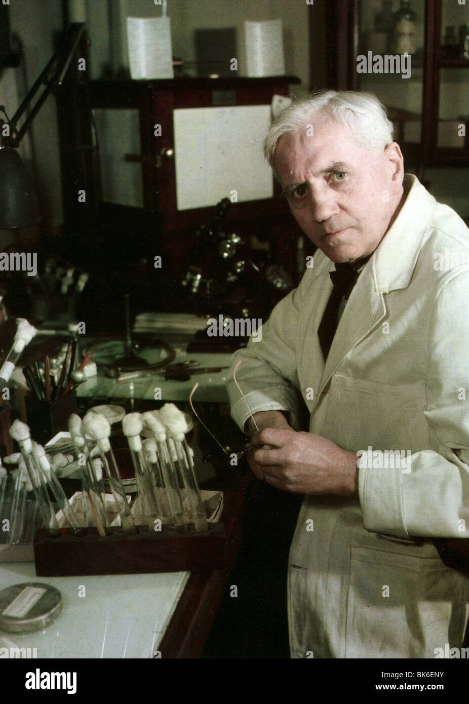 SIR ALEXANDER FLEMING - schottischer Bakteriologe und Entdecker des Penicillins in St. Marys Hospital, Paddington, London im Jahre 1943 Stockfoto