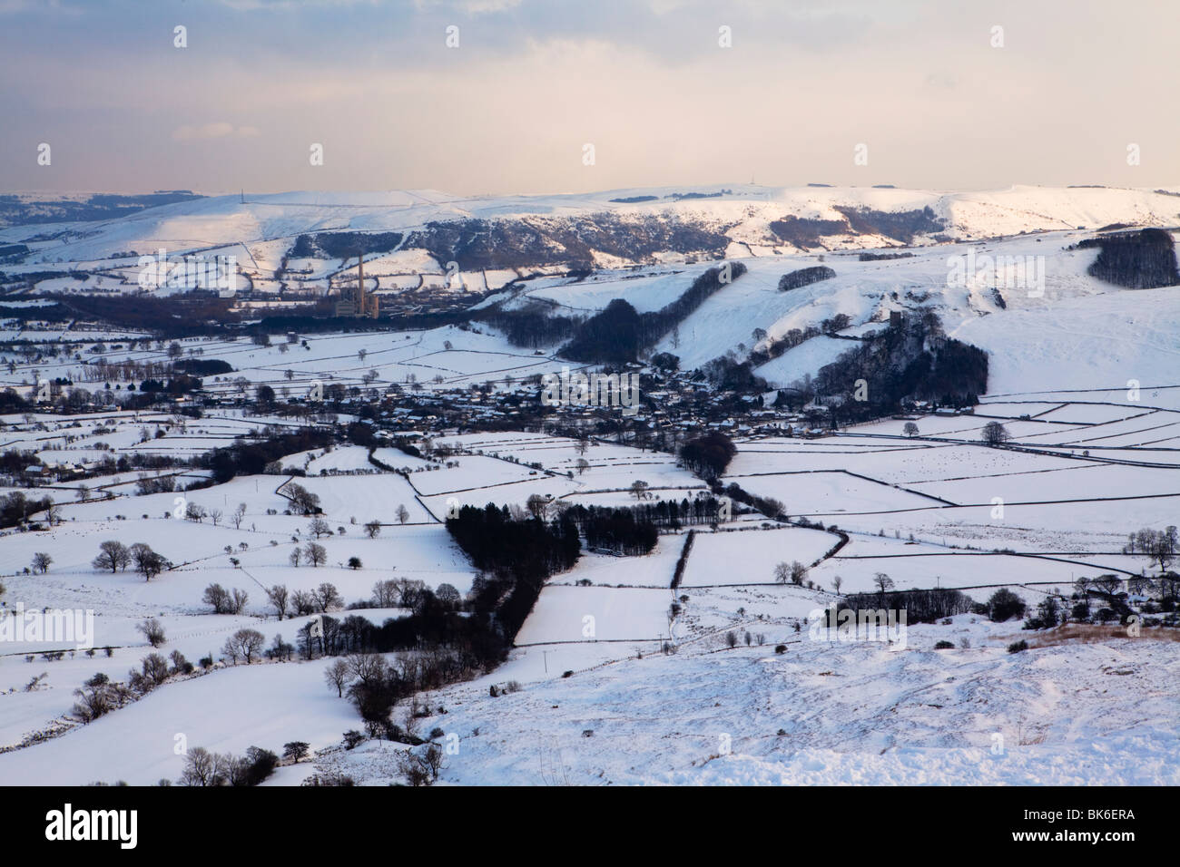 Hoffe Tal in den Schnee, der Peak District National Park, Derbyshire, UK, England Stockfoto