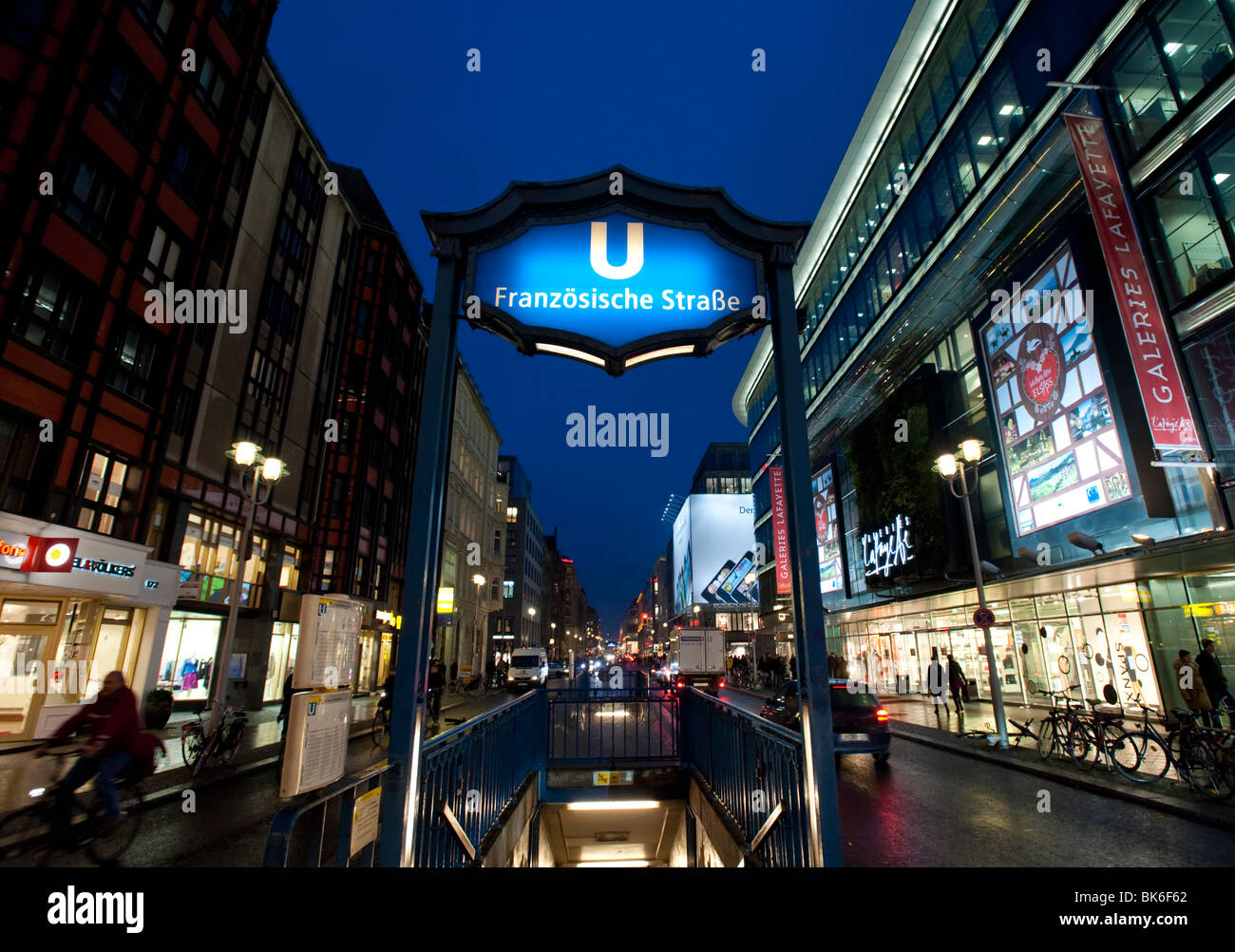 Ansicht der Friedrichstraße nachts am Eingang zum u-Bahnhof Franzosische Strasse in Mitte Berlin Deutschland Stockfoto