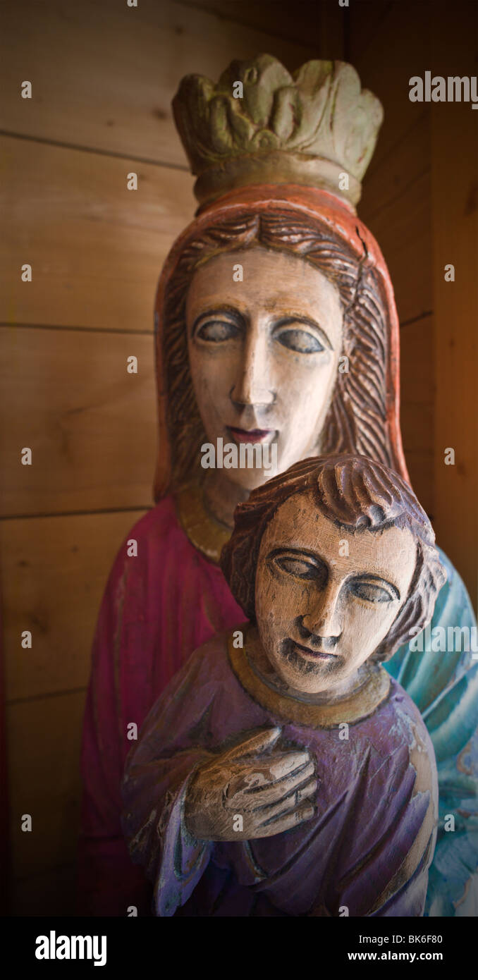 Eine handgeschnitzte Holz Skulptur der Madonna mit Kind, in einem der vielen malerischen Läden in der Innenstadt von Ruidoso, New Mexico gefunden. Stockfoto